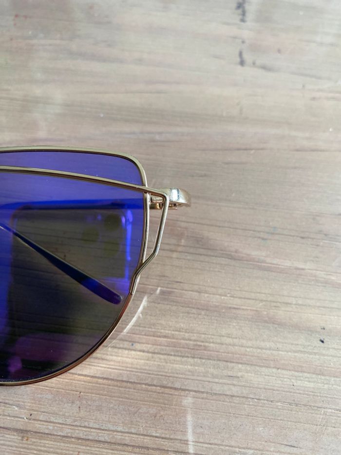 Lunettes de soleil avec verres violets et monture métal doré - photo numéro 9