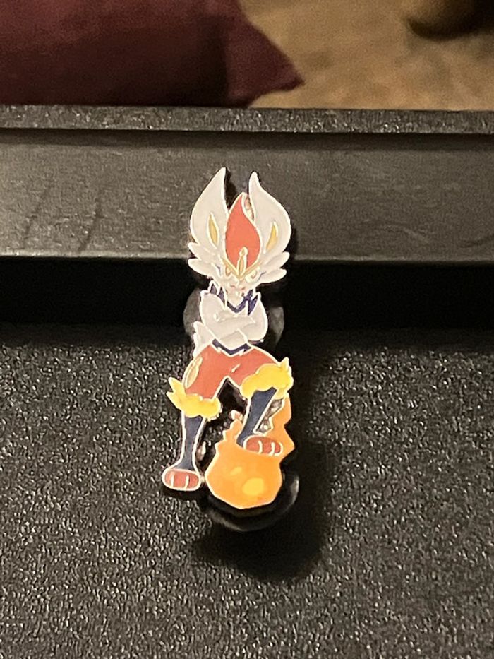 Pin's Pokémon TCG Pyrobut Cinderace - photo numéro 2