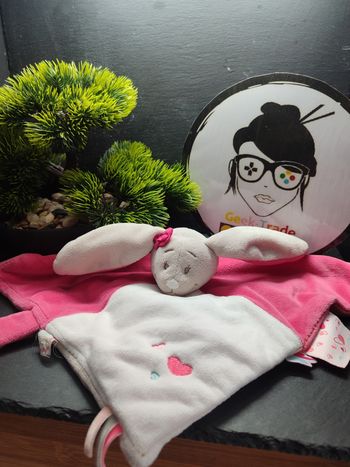 Noukies Doudou Tidou Lapin Pili rose blanc coeur noukie's Carré Plat Noeud 3722