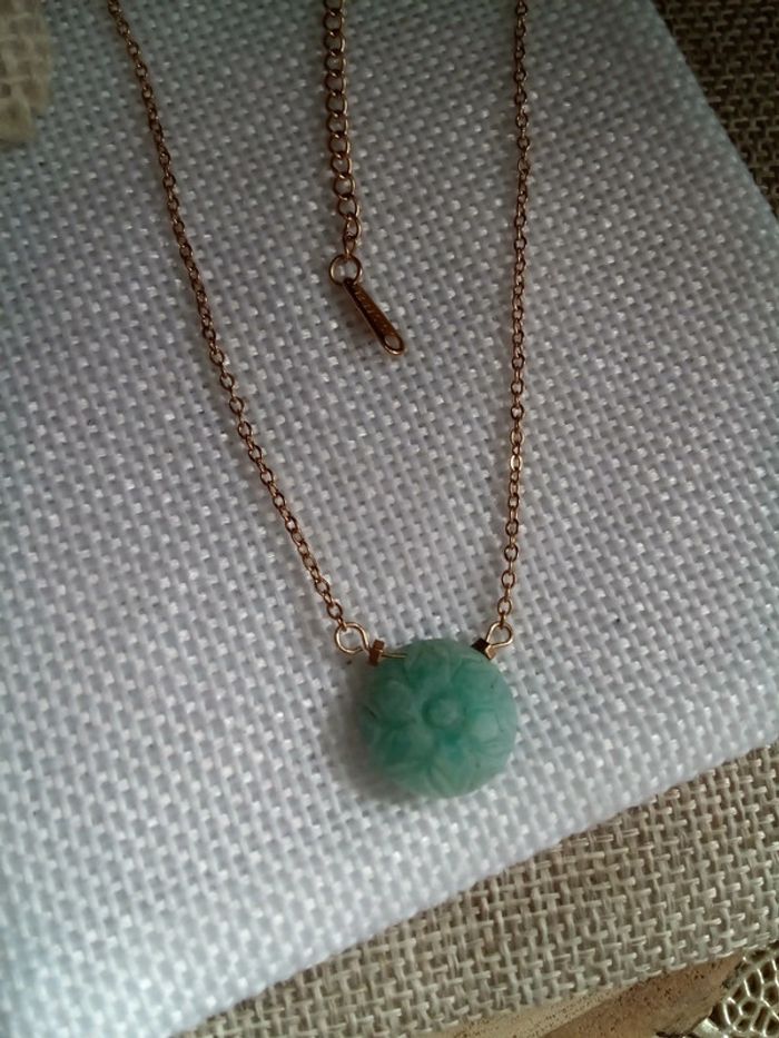 Collier en pierre d'amazonite gravée fleur - photo numéro 3