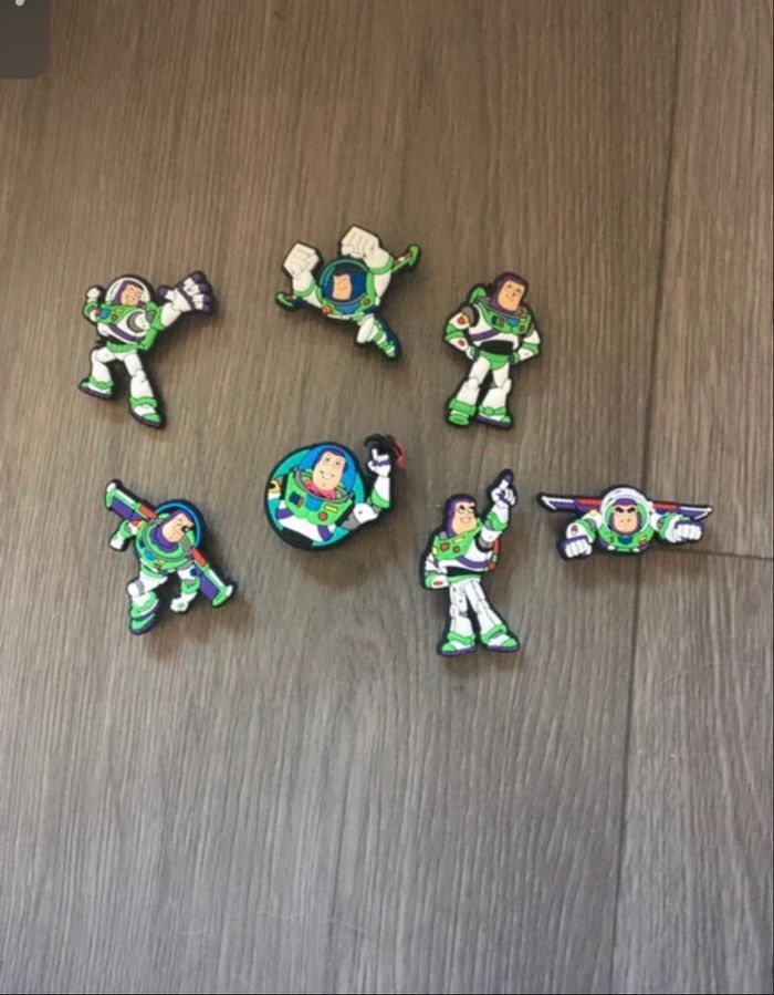 Charms / Accessoires NEUFS x7 pour crocs, sabots, chaussons Buzz l’éclair