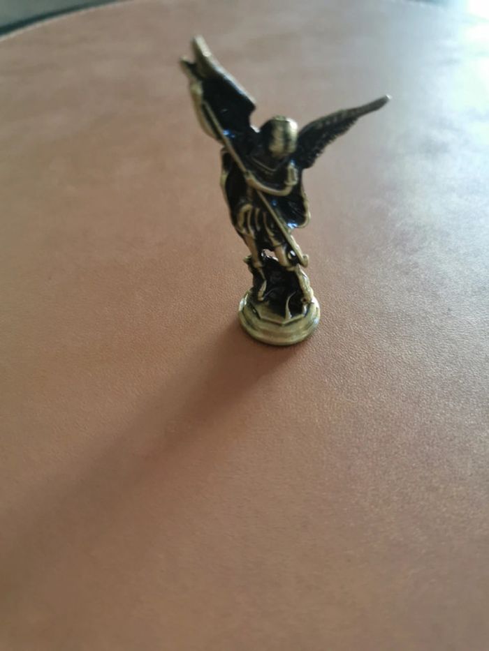 Figurine spirituelle archange St Michael doré