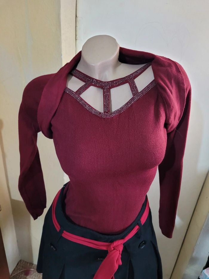 Pull bordeaux taille unique, col ajouré strass