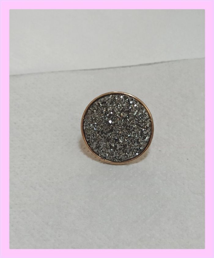 Bague grise argentée