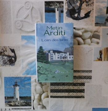 Loin des bras de Metin Arditi Ed. France Loisirs