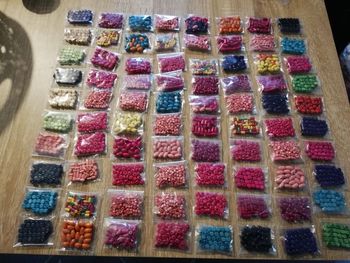 Lot de 80 sachets de perles en bois