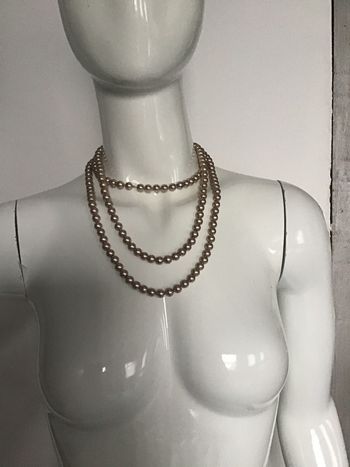 Collier sautoir de perles rose gris nacré