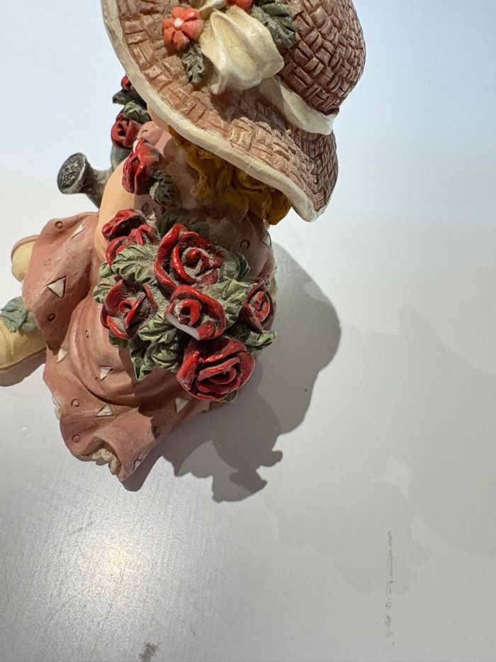 Figurine de décoration petite fille avec des fleurs - photo numéro 4