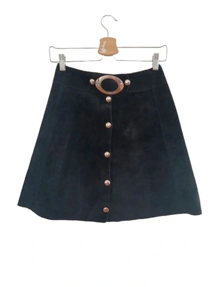 Jupe noire en cuir suédé

Courte et évasée taille 34