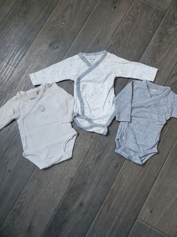 Lot de 3 bodies taille 1 mois bon état Kiabi