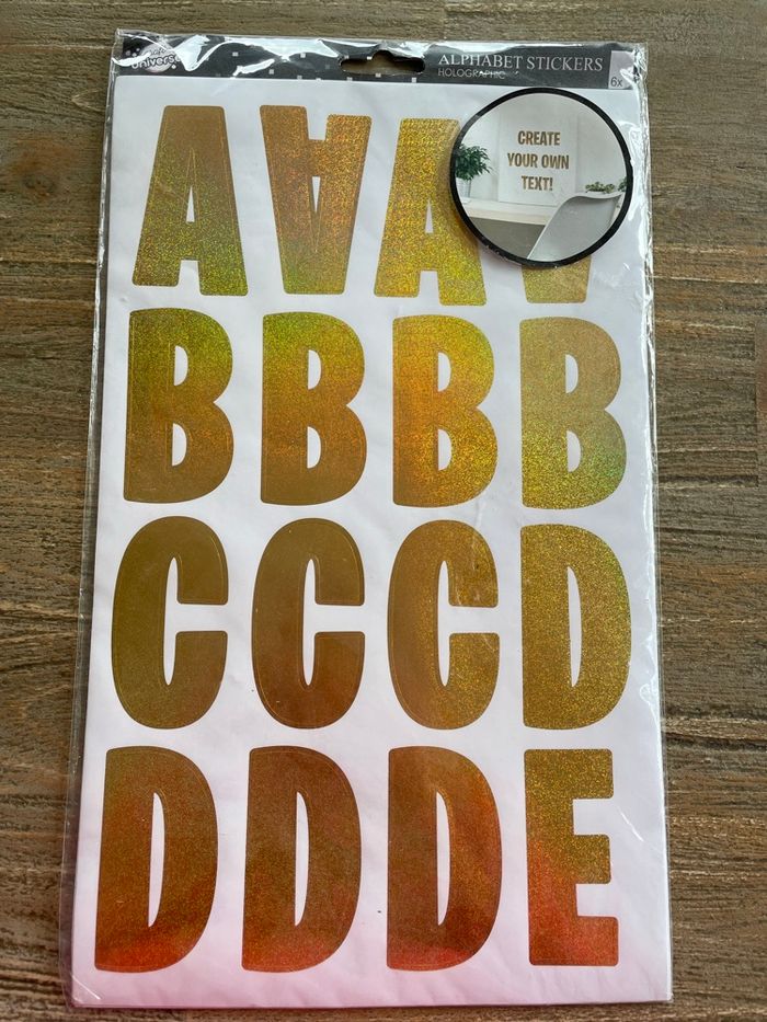 97 lettres dorées adhésives de 7 cm