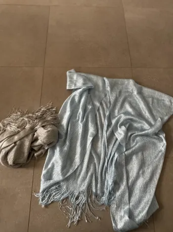 Lot de 2 ponchos pailletés, 1 gris + 1 bleu, très bon état, taille unique