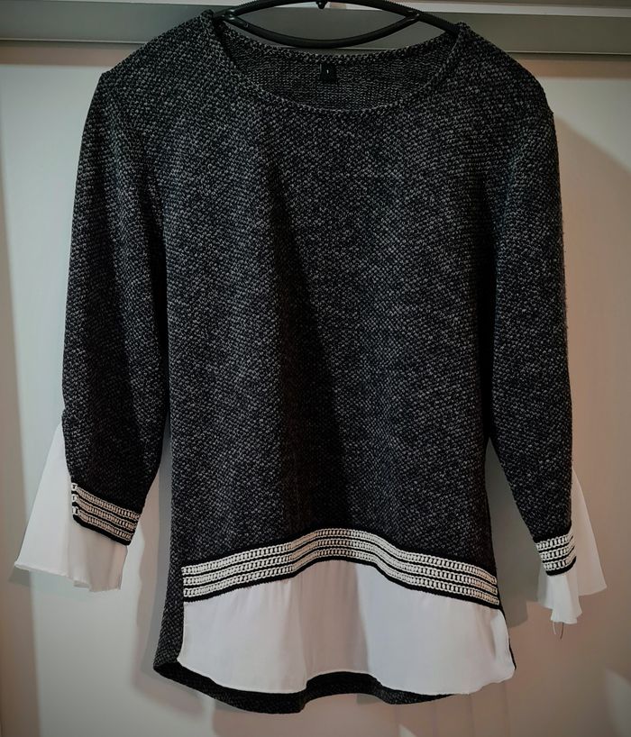T. 36 - Haut gris chiné chic avec détails blancs – très bon état