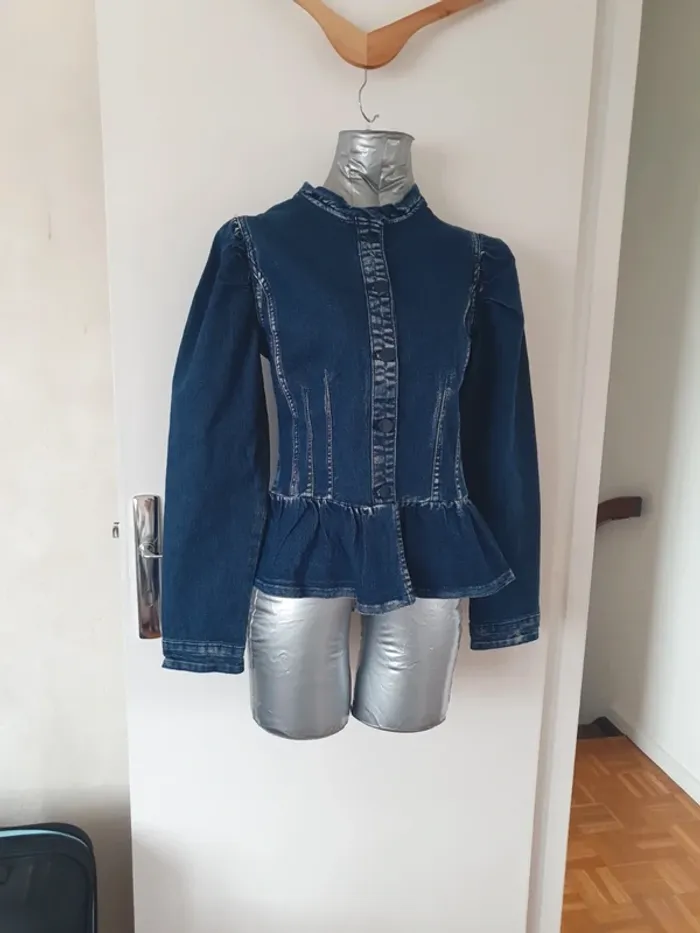 Veste en jeans cintré volant en bas