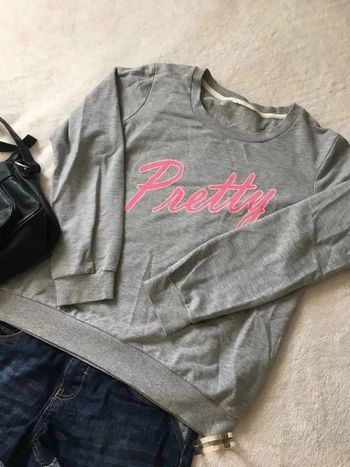 Pull sweat gris clair basique avec écriture rose à manches longues