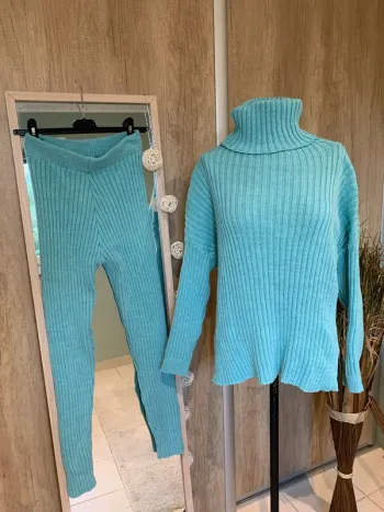 Très bel ensemble legging et pull col roulé en maille femme
