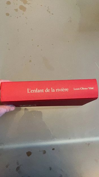 Livre. L'enfant de la rivière.
