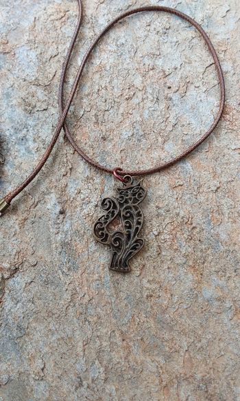 Pendentif bronze doré chat sur cordon