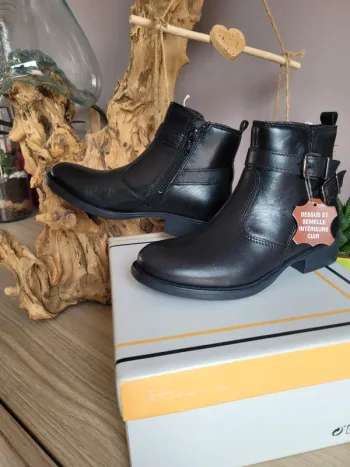 Bottines neuves pointure 29.