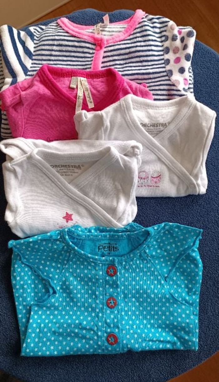 Lot 3 bodies + 1 pyjama + 1 barboteuse, 1 mois
