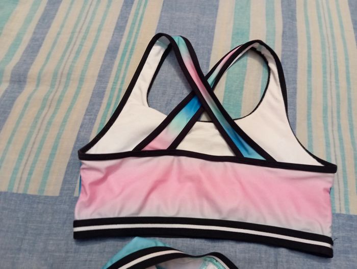 Maillot de bain 2 pièces Decathlon taille 12 ans Los Angeles porter quelque fois - photo numéro 2