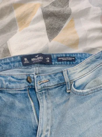 Jean troué Hollister