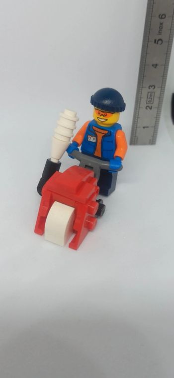 Homme lego avec machine à deneiger