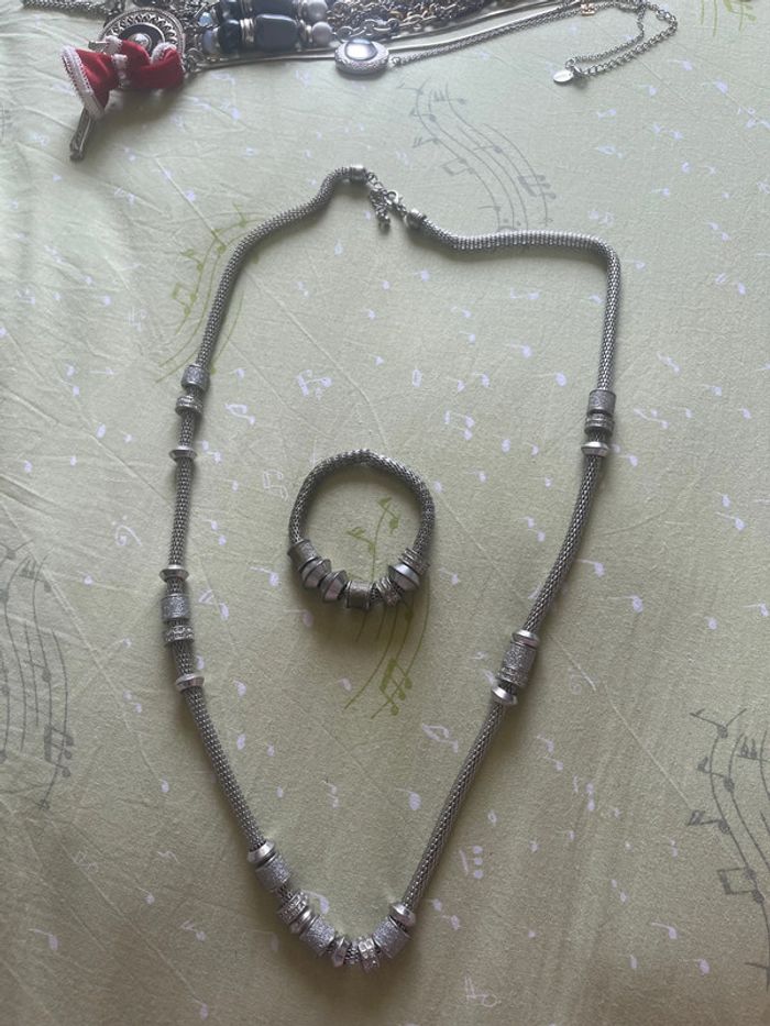 Collier plus son bracelet