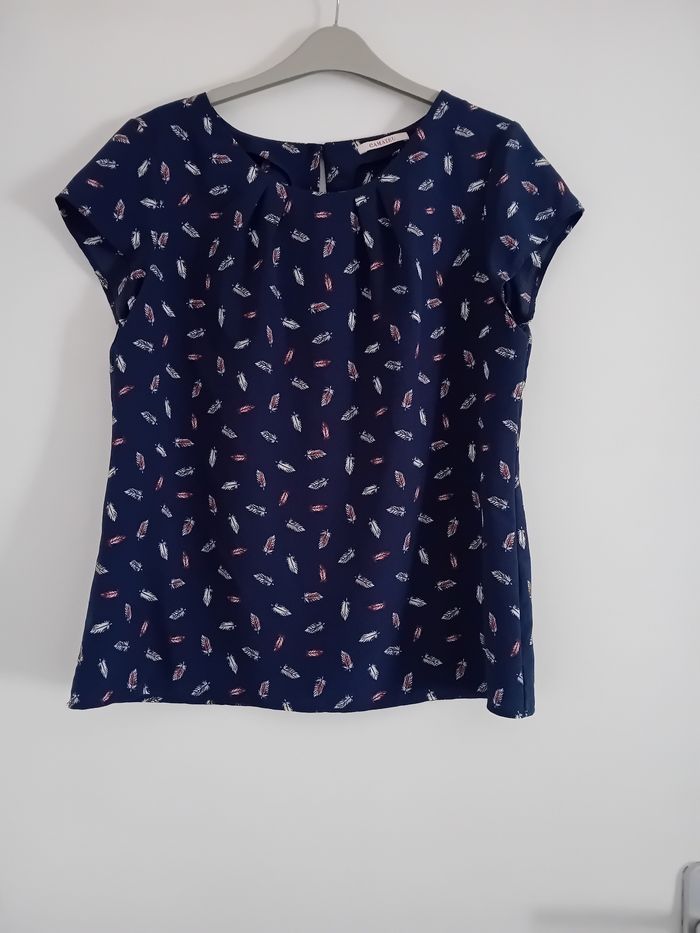 Petit haut bleu à motifs