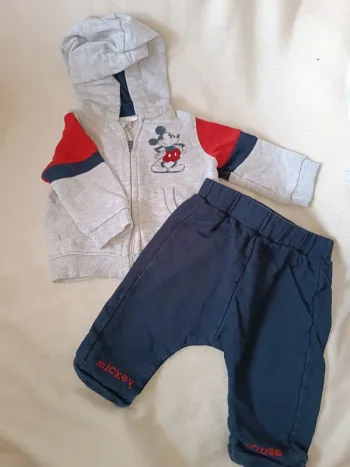 🎀 magnifique ensemble survêtement Mickey mouse gris et bleu marine taille 6 mois 🎀