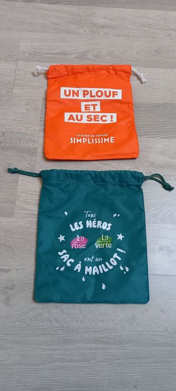 Lot de 2 sacs à maillot de bain
Sac étanches 
Neuf jamais utilisé