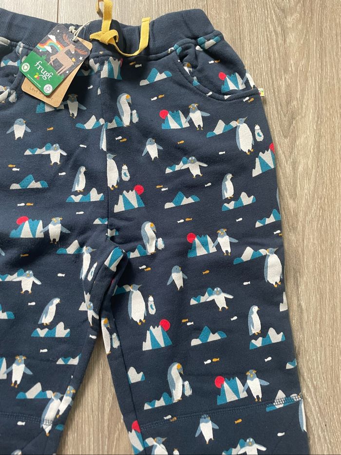 Pantalon Printed Snug Joggers modèle Penguin Walks de la marque Frugi taille 9/10 ans Neuf Neuf étiqueté - photo numéro 3