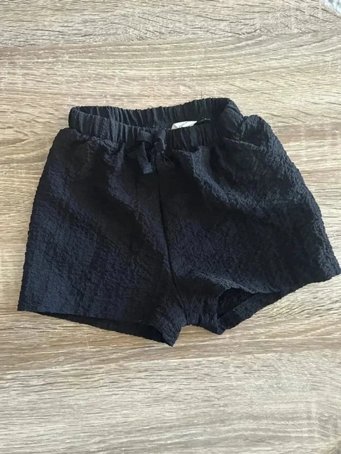 Short fille noir 5 ans / 110 cm - photo numéro 3