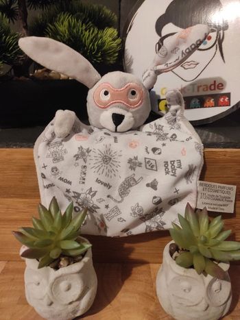 Doudou Lapin Super Héros IKKS Blanc Rose plat mouchoir #geektradedoudou