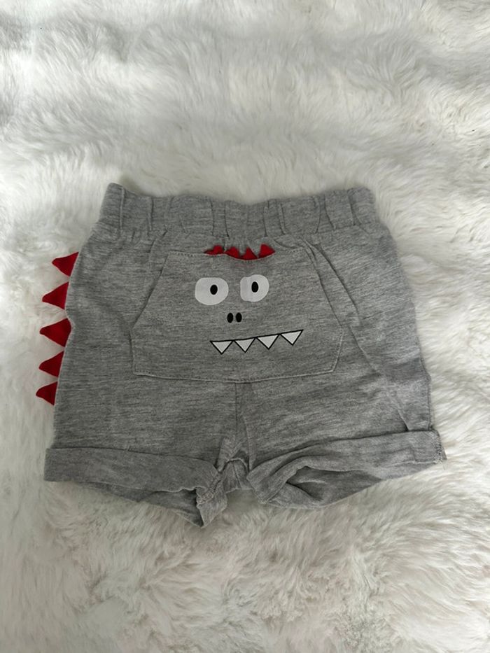 Lot, quatre shorts en très bon état - photo numéro 4