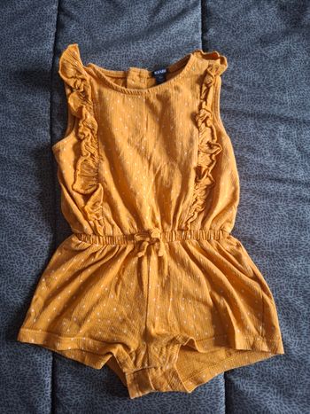 Jolie combinaison bébé fille taille 12mois. Très bon état. Marque kiabi