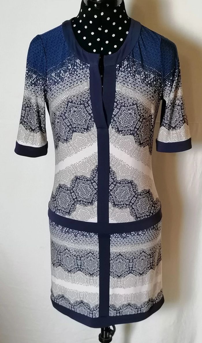 Robe court motifs ethniques marine blanc beige taille xxs BCBG Maxazria - photo numéro 8
