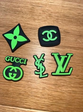 Lot 5 pin’s pour crocs 