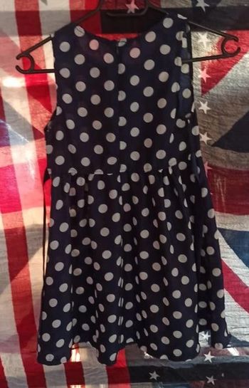 Adorable robe bleue à pois blancs et nœud à la taille