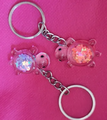 Lot de deux porte-clés tortues phosphorescent