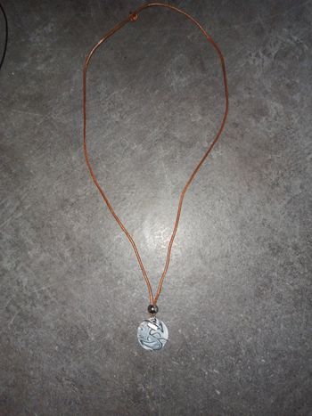 Collier rond et breloque