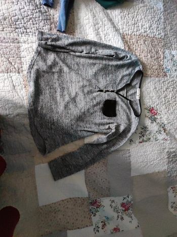 Pull léger avec petite poche cuir décoration