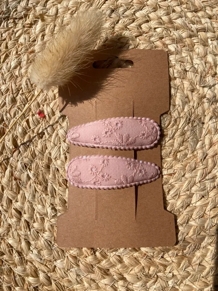 Lot de deux barrettes rose tissus broderie anglaise