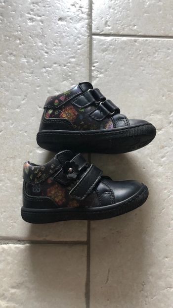 Baskets cuir noire fleurs fille T20