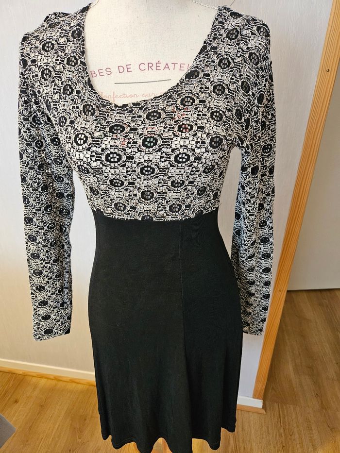 Robe noire et dentelle