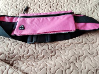 Sac banane. Pour fille. Matière aérée qui va sur le corps . Marque s.f.s