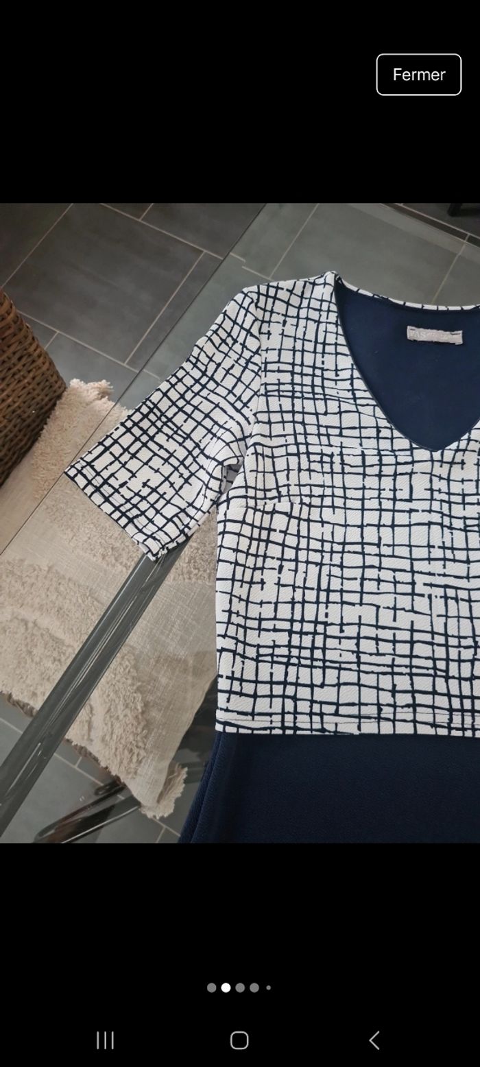 Vend très jolie robe bleu marine superposé d un hâte bleu et blanc - photo numéro 2