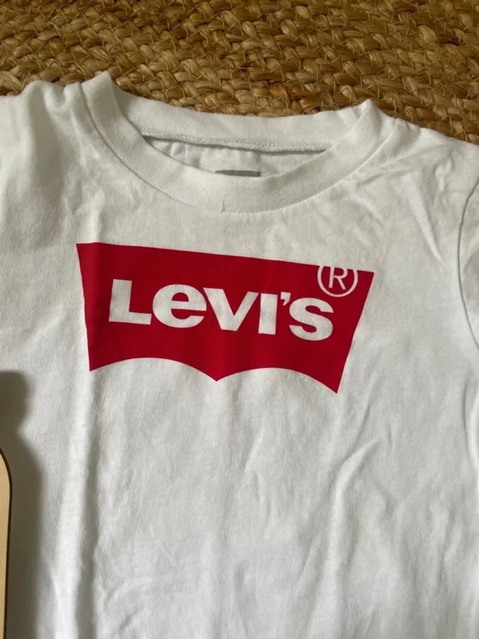 2 t shirts Lévis - photo numéro 4
