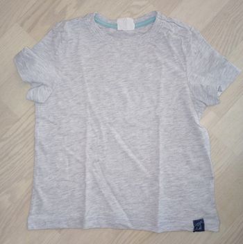 Tee-shirt gris chiné clair Pocopiano T. 7 ans 
NEUF