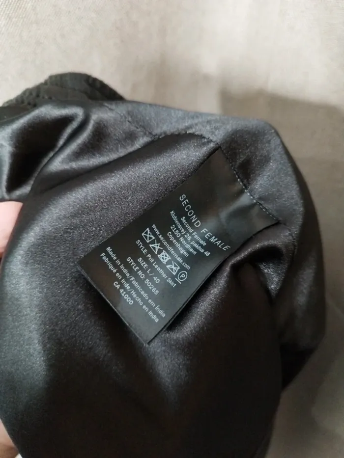 Jupe courte second female - photo numéro 5